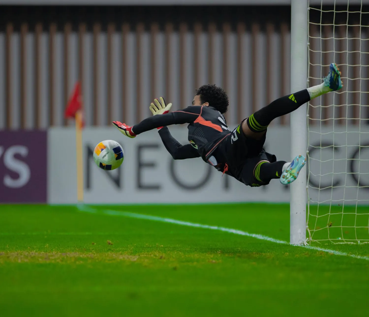 حامد الشنقيطي حصل على جائزة أفضل حارس في البطولة (المنتخب السعودي)