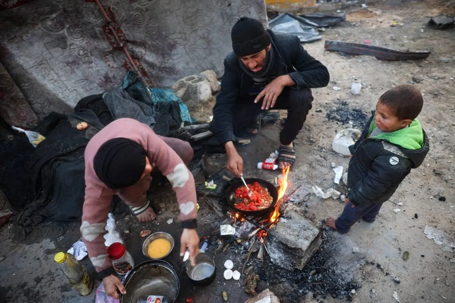  A displaced Palestinian family prepares the iftar fast-breaking meal on the first day of the Muslim holy month of Ramadan, at their makeshift shelter in the Bureij refugee camp in the central Gaza Strip on March 1, 2025. (AFP)
