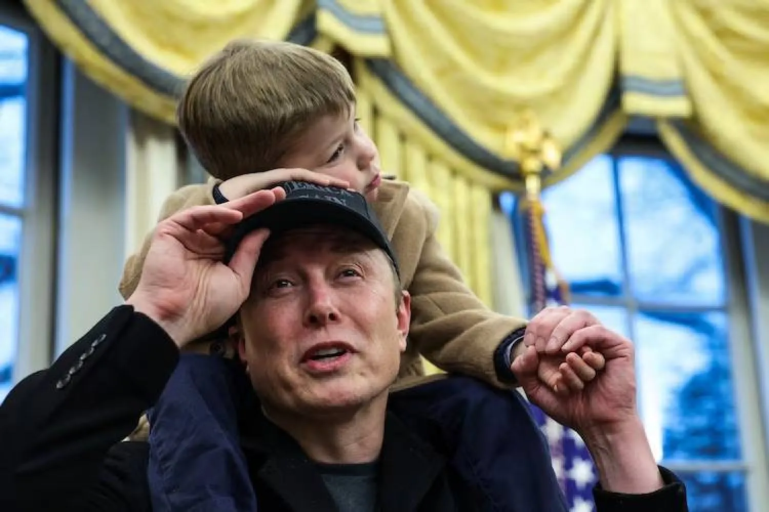 ماسك يصطحب ابنه «إكس» البالغ أربع سنوات إلى البيت الأبيض الشهر الماضي (رويترز)