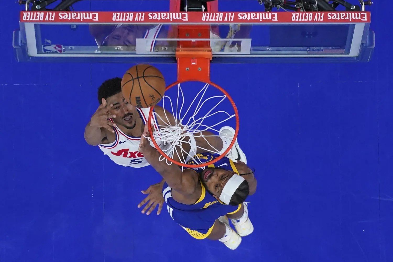 ضرب فيلادلفيا بقوة في الرُّبع الثاني بتسجيله 37 نقطة لينهي الشوط الأول متقدماً (أ.ب)