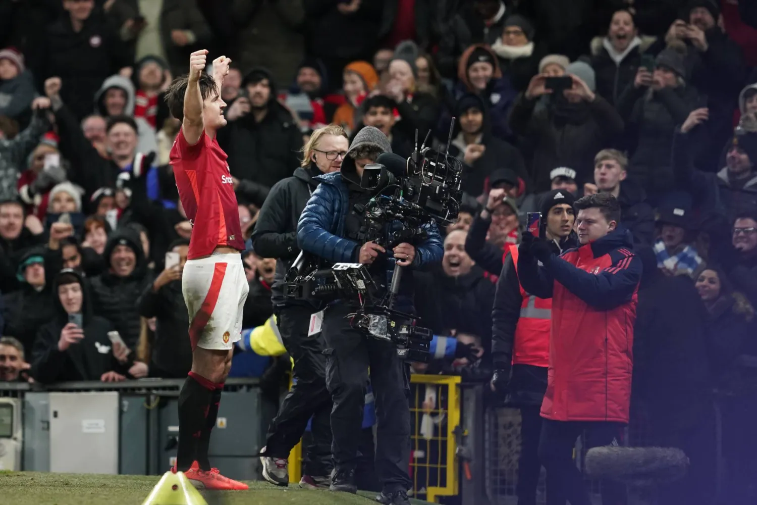 ماغواير يحتفل أمام عدسات المصورين والجماهير (رويترز)