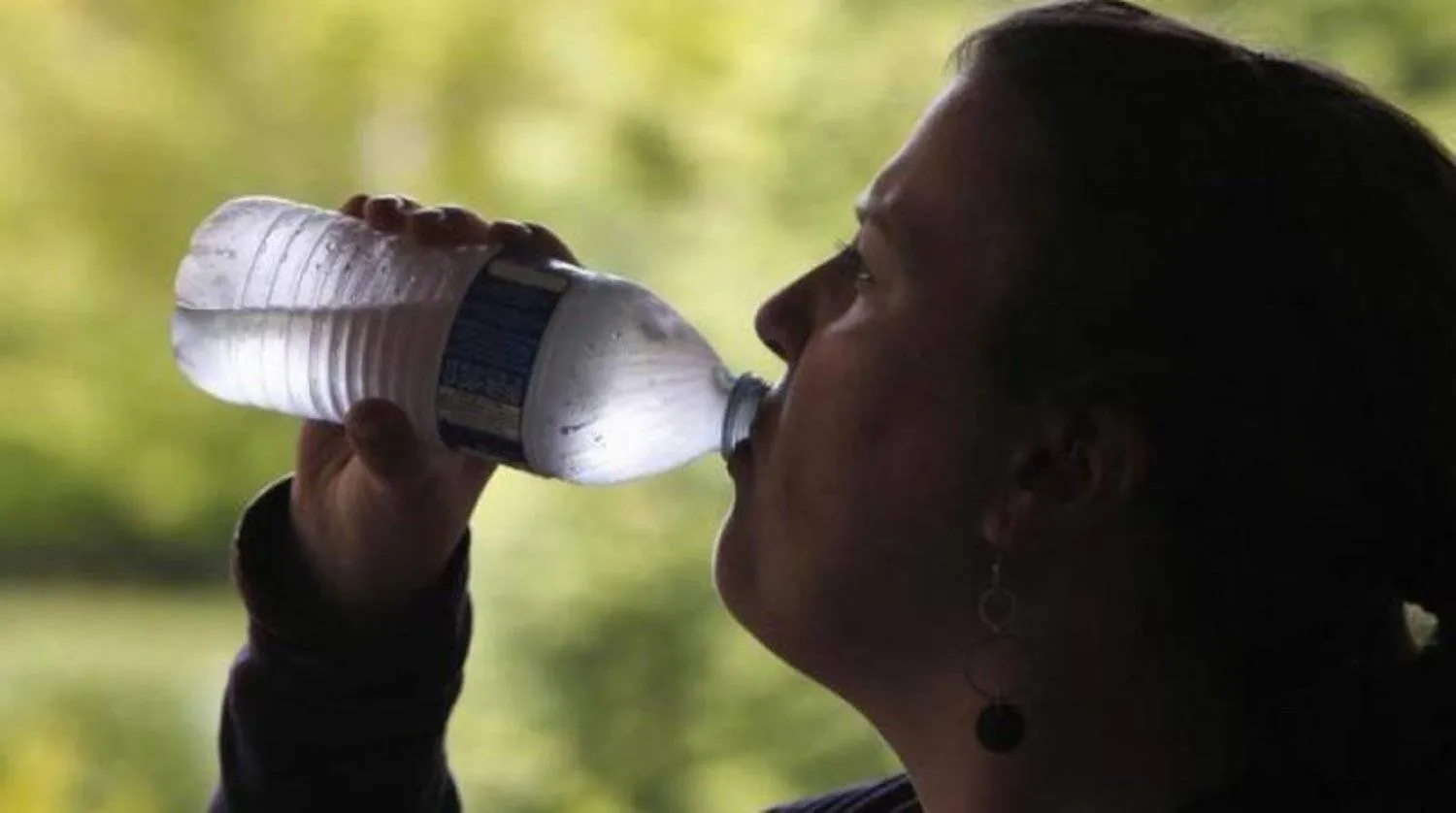 قد يغفل كثيرون الأهمية الكبيرة للحفاظ على رطوبة الجسم خلال ساعات الإفطار (رويترز)