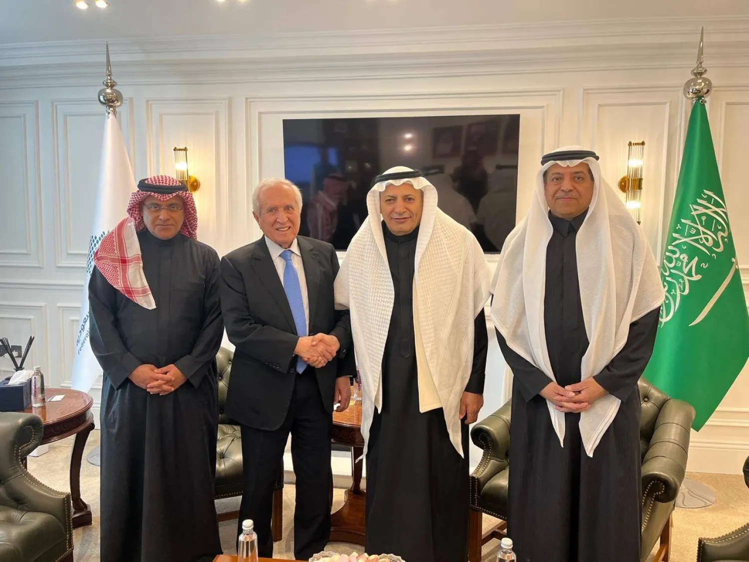 من اليمين: الدكتور خالد السعيد والرئيس حسن الحويزي ورؤوف أبو زكي ووليد العرينان أمين عام اتحاد الغرف السعودية (الشرق الأوسط)