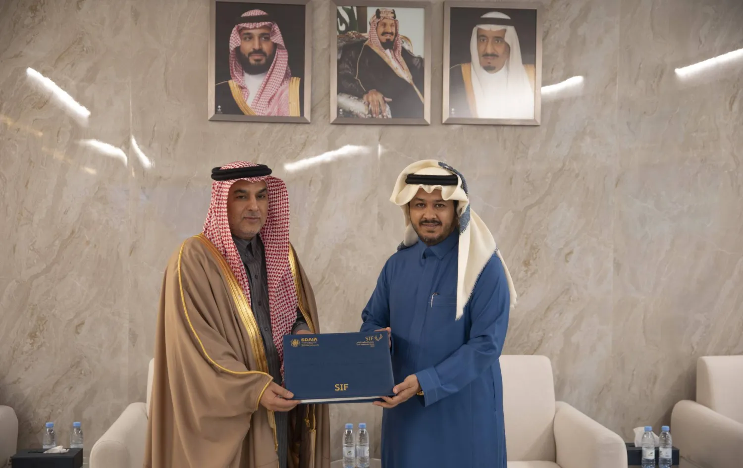 رئيس سدايا لحظة تسلمه شارة منتدى الاستثمار الرياضي (الشرق الأوسط)