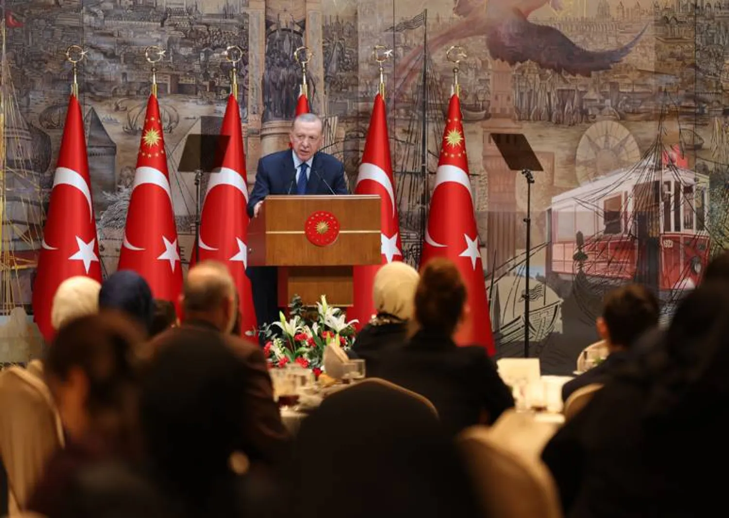 الرئيس التركي رجب طيب إردوغان متحدقا خلال إفطار أسر قتلى الإرهاب في إسطنبول (الرئاسة التركية)