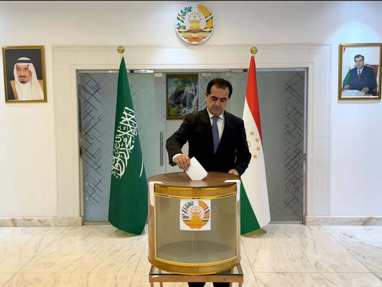 السفير الطاجيكي لدى السعودية أكرم كريمي يبدأ عملية الانتخابات البرلمانية بمركز الاقتراع في الرياض (الشرق الأوسط)