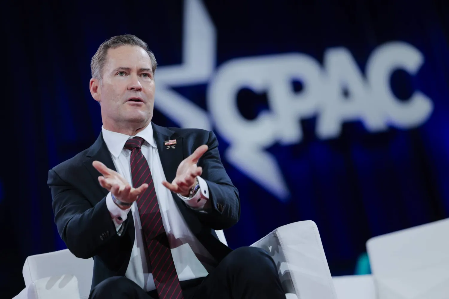 مايك والتز مستشار الأمن القومي الأميركي خلال كلمته في مؤتمر «العمل السياسي المحافظ» (إ.ب.أ)