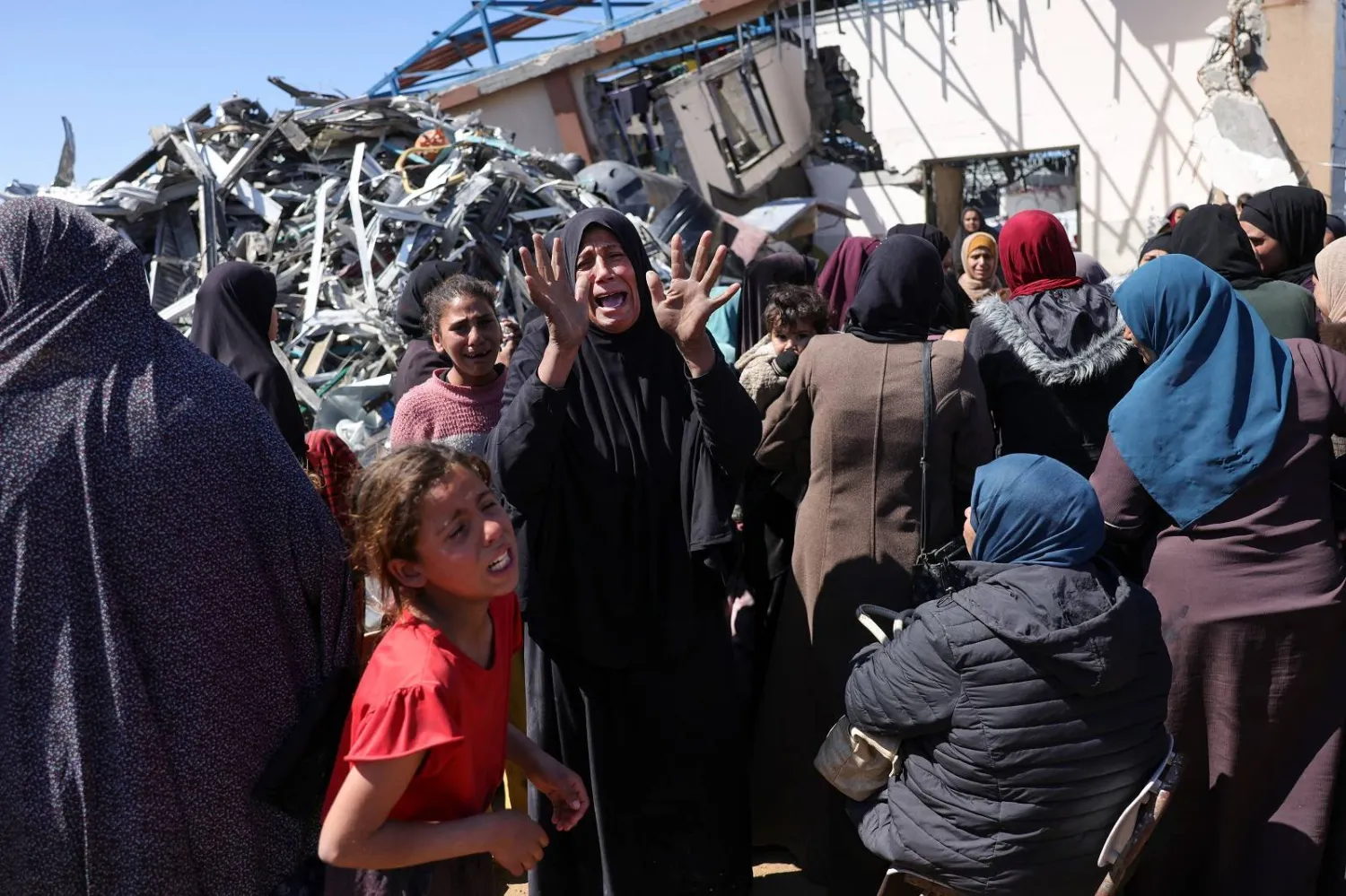 أقارب ينعون فلسطينيين قُتلوا في غارة إسرائيلية على بيت حانون بشمال قطاع غزة (أ.ف.ب)