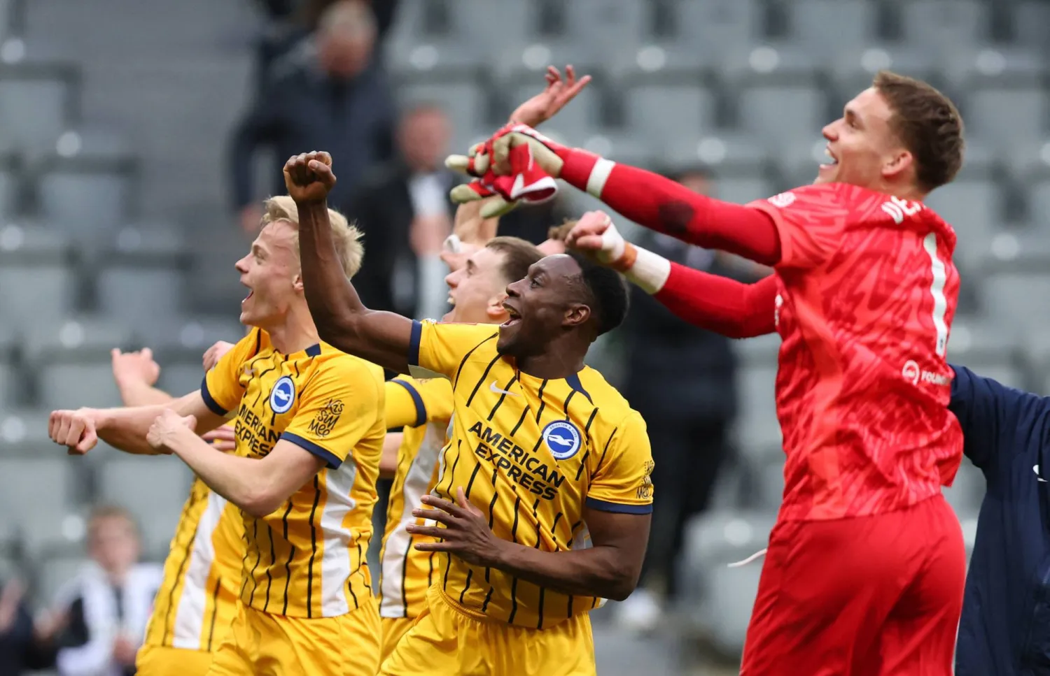 داني ويلبيك يحتفل مع لاعبي برايتون بالفوز على نيوكاسل (رويترز)