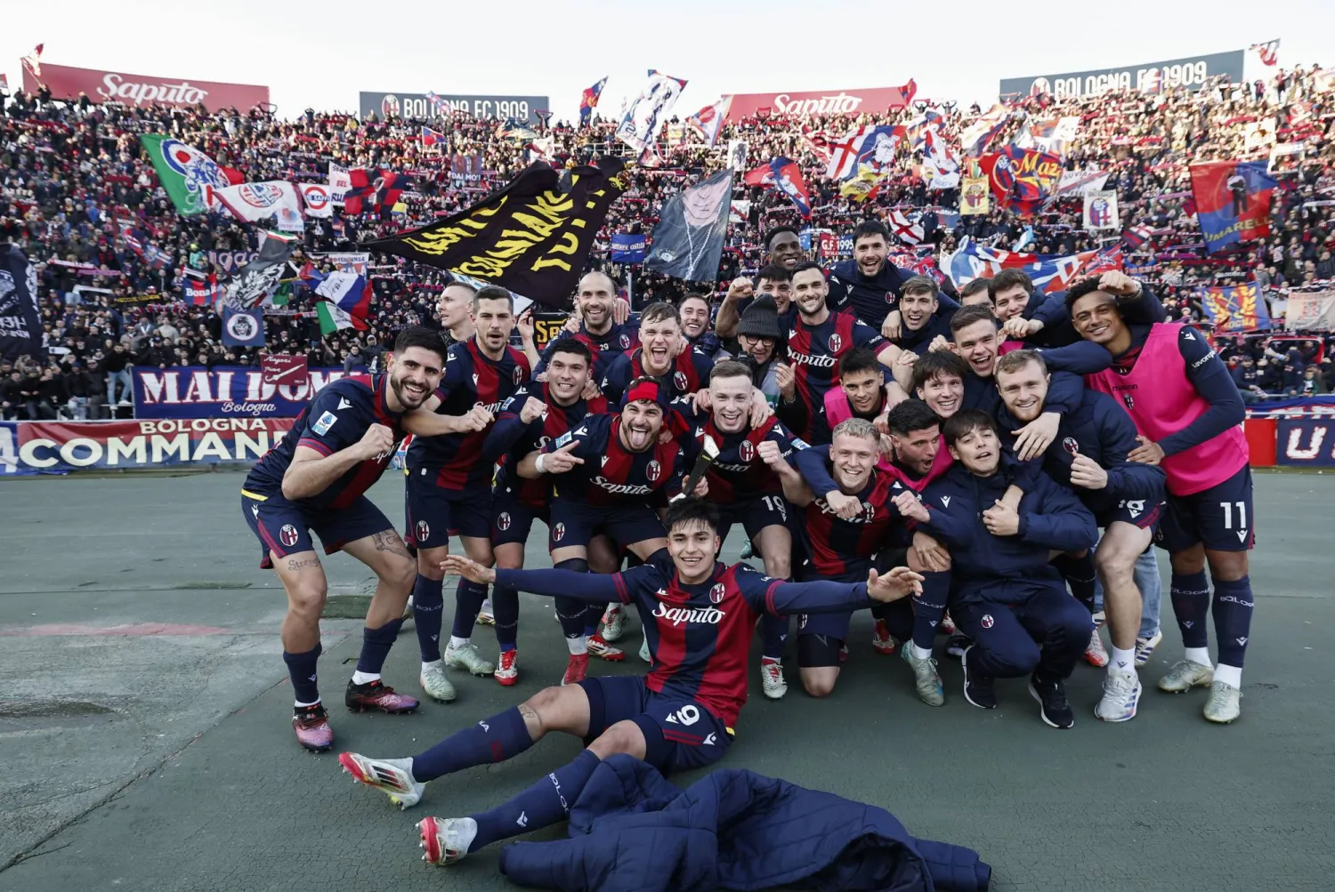 فرحة لاعبي بولونيا وسط جماهيرهم بعد الفوز على كالياري (إ.ب.أ)