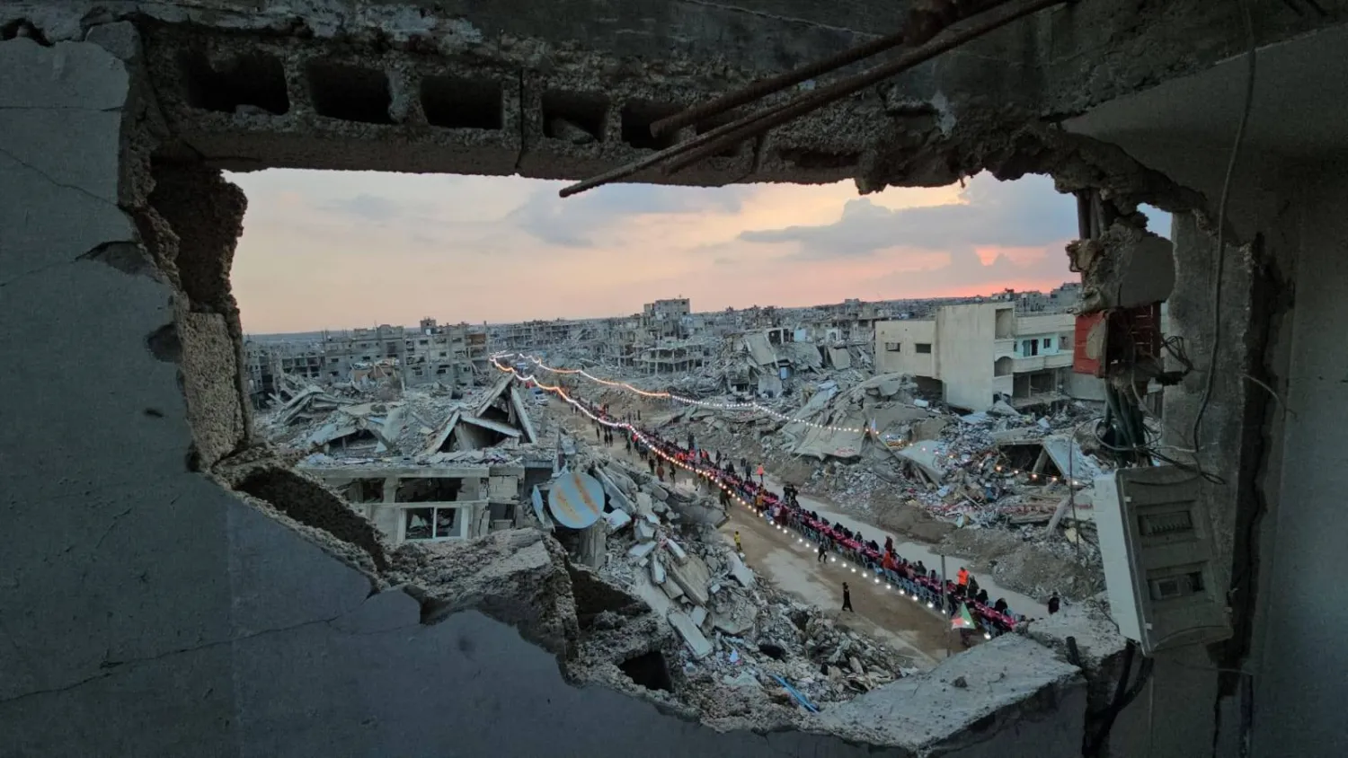 لقطة لمائدة إفطار رمضانية في رفح بجنوب قطاع غزة (الشرق الأوسط)