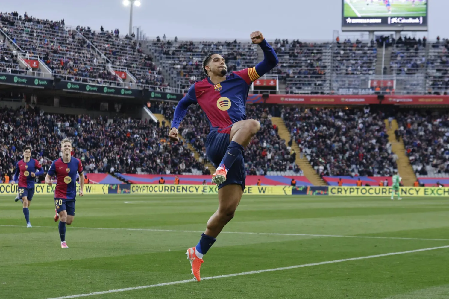 الأوروغواياني رونالدو أراوخو قائد فريق برشلونة (أ.ب)