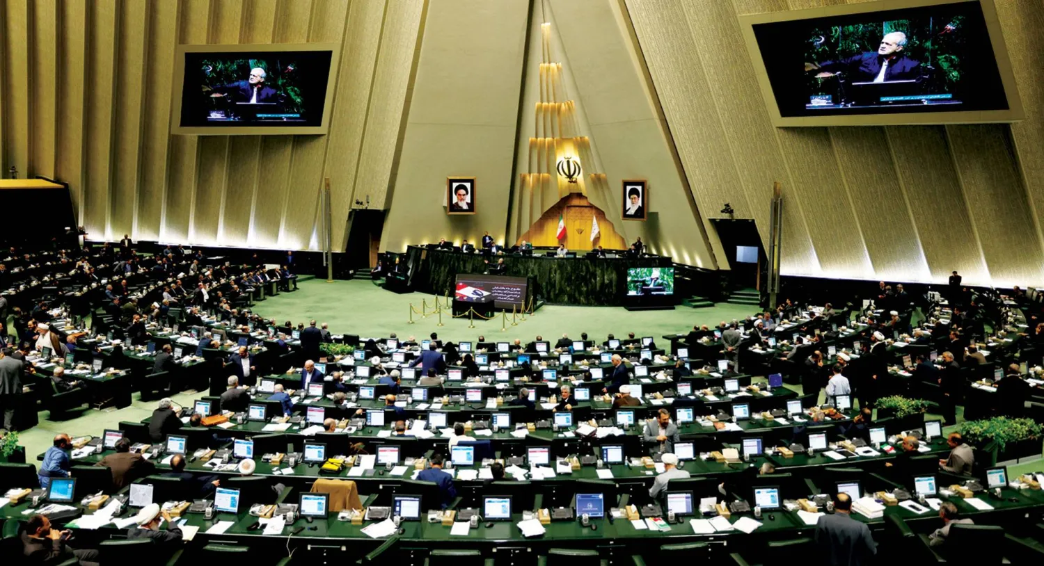 منظر عام من جلسة البرلمان أثناء خطاب بزشكيان دفاعاً عن همتي (إ.ب.أ)