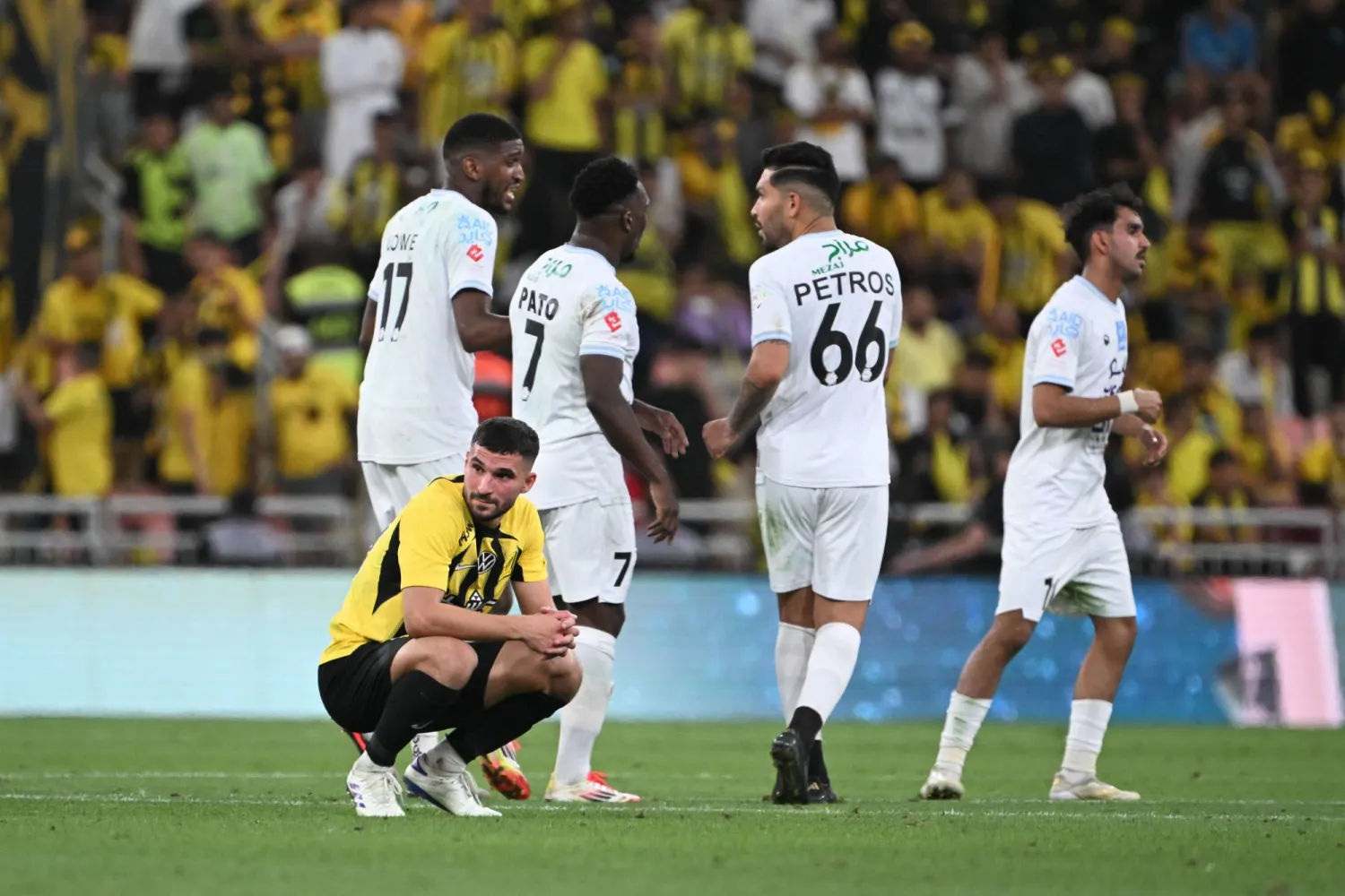 حسام عوار متحسراً عقب تسجيل الأخدود هدف التعادل (تصوير: علي خمج)