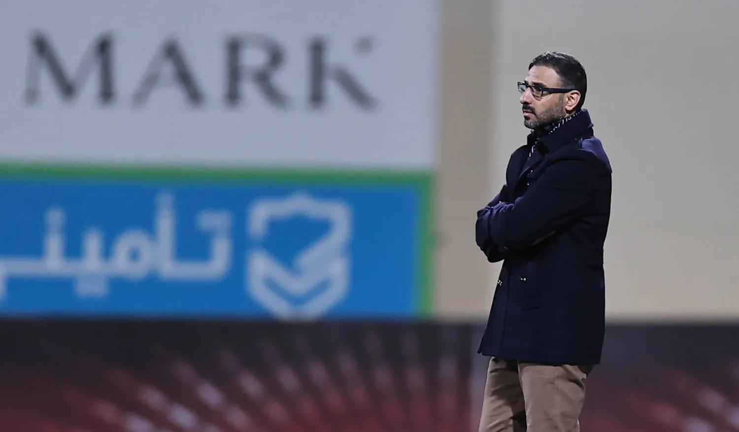 الشهري يراقب أداء لاعبيه أمام الرائد (تصوير: سعد العنزي)