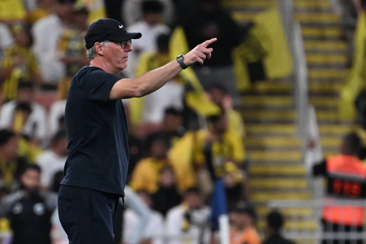 بلان يوجه لاعبيه خلال المباراة (تصوير: علي خمج)