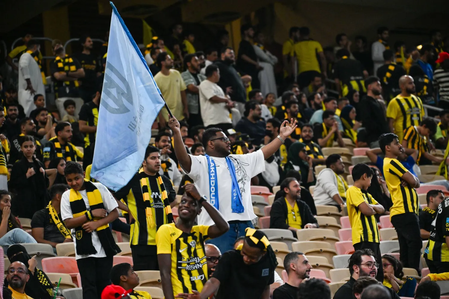 مشجع للاخدود يحتفل بالتعادل وسط حسرة جماهير الاتحاد (تصوير: علي خمج)