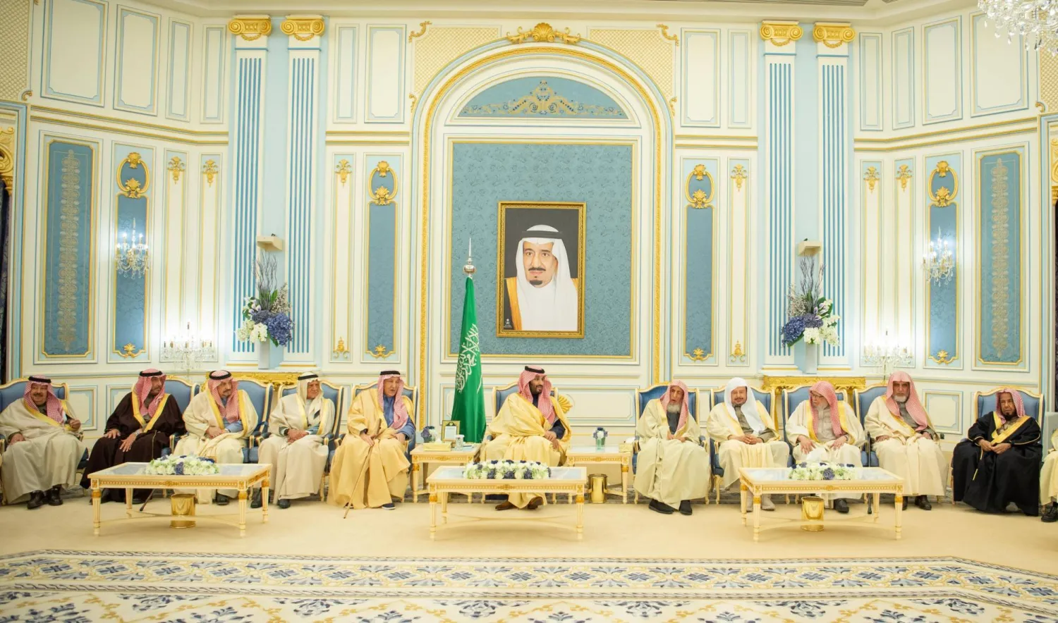 ولي العهد السعودي يستقبل المهنئين بشهر رمضان