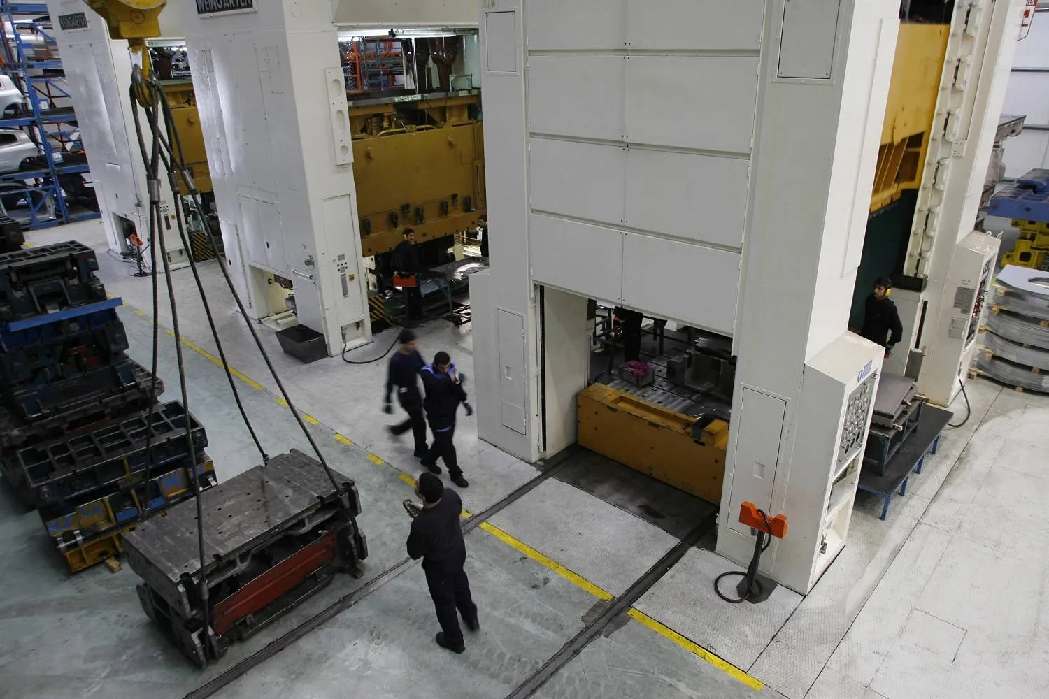 عمال ينتجون أجزاء هياكل سيارات في مصنع بمدينة بورصة التركية (أرشيفية-رويترز)