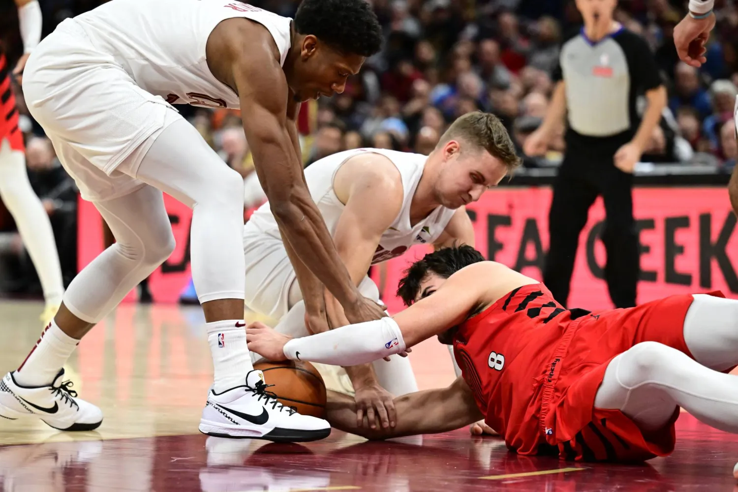 ظلت النتيجة متقاربة حتى الربع الثاني عندما تقدم كليفلاند 42 - 39 (رويترز)