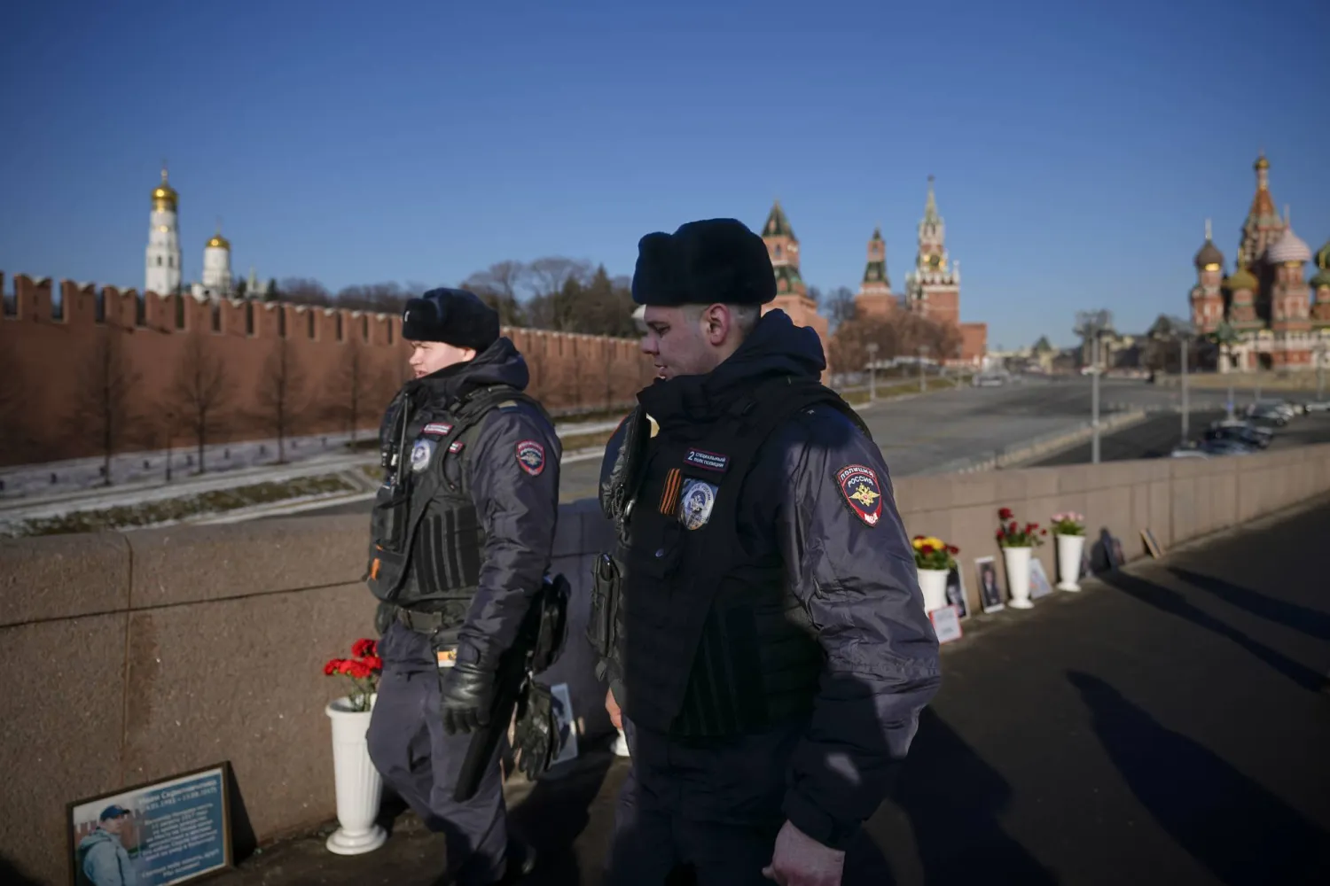 عناصر من الأمن الروسي في موسكو (أ.ب)