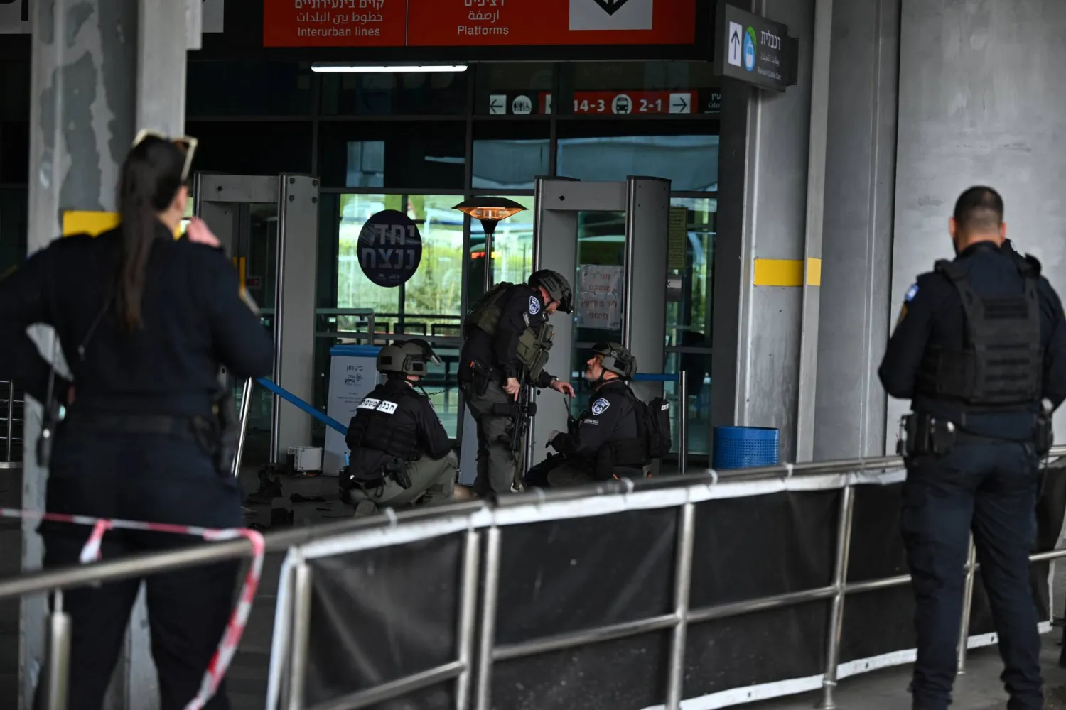 عناصر من الشرطة الإسرائيلية بجوار جثة ضحية هجوم حيفا (رويترز)