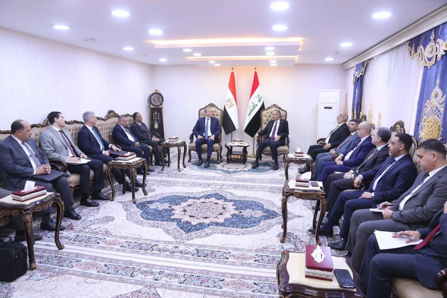 وزير النفط العراقي حيان عبد الغني خلال استقباله نظيره المصري كريم بدوي والوفد المرافق له في بغداد (وزارة البترول المصرية)