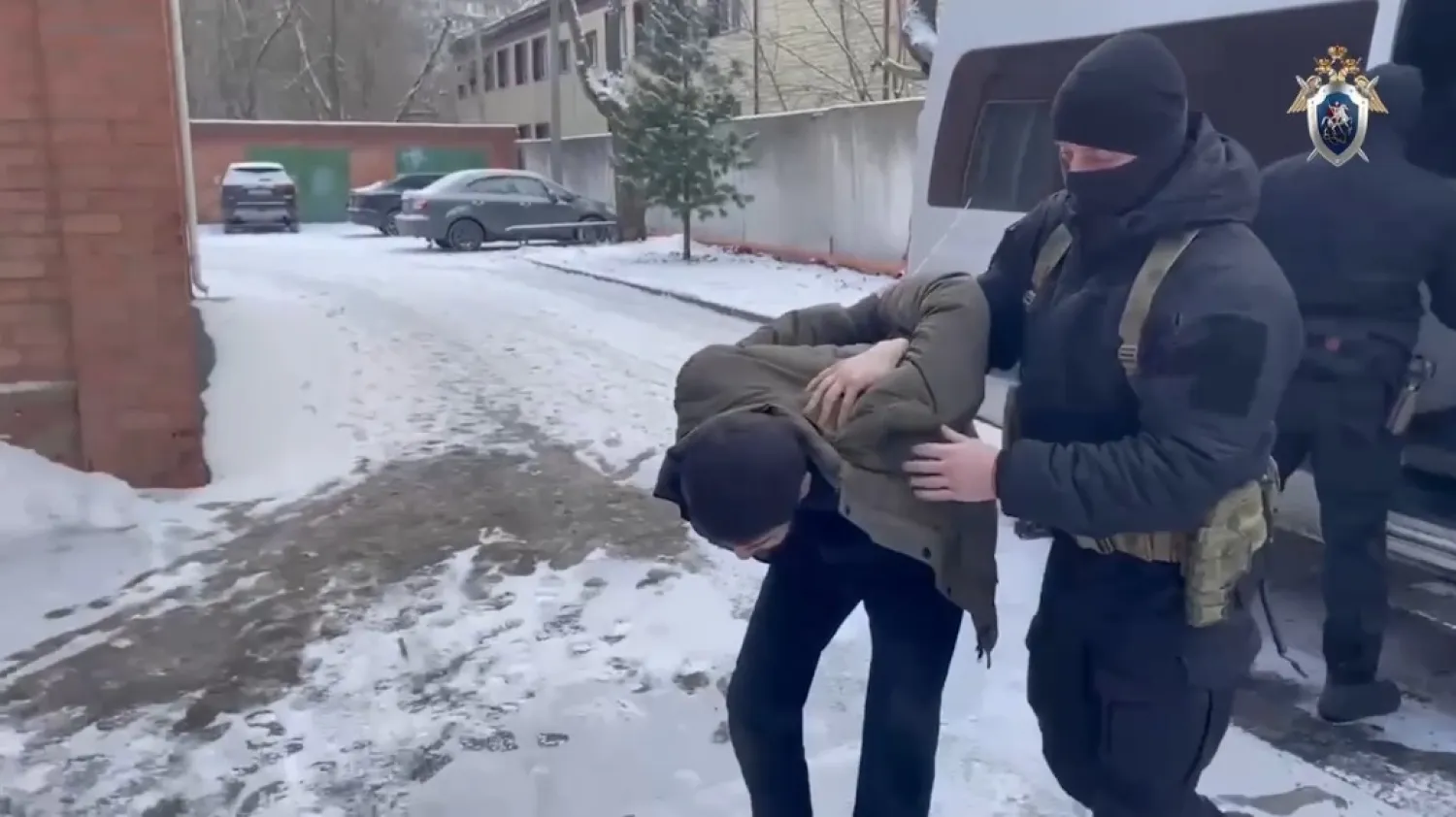 صورة نشرتها قناة بطرسبورغ التلفزيونية لعملية اعتقال متهم بتمويل الإرهاب الاثنين في روسيا