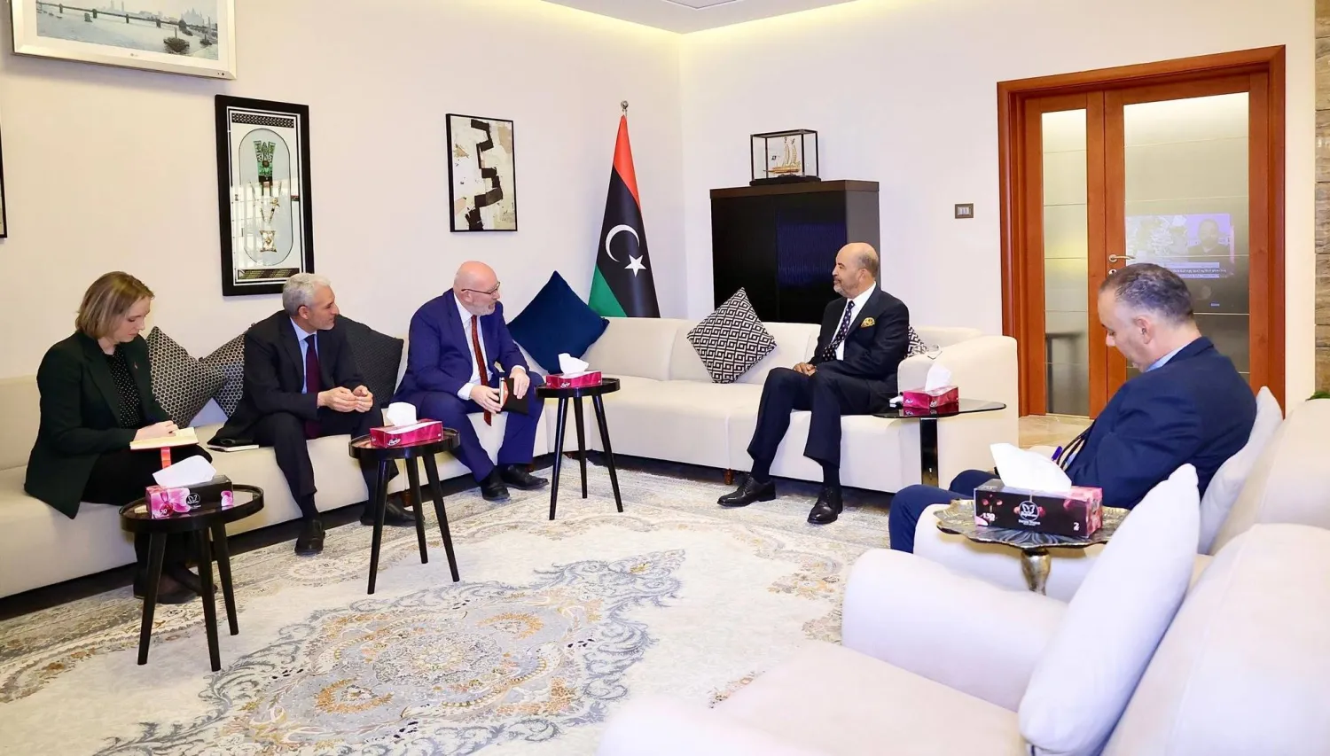 نائب رئيس المجلس الرئاسي موسى الكوني ملتقياً السفير البريطاني (المجلس الرئاسي)