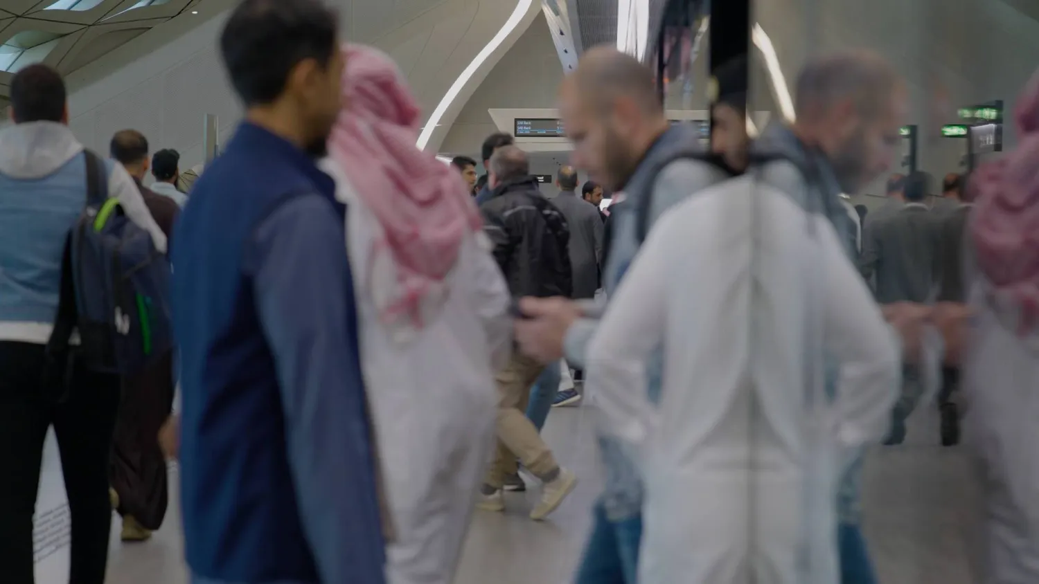 «الشرق الأوسط» ترصد حركة المتنقلين في المترو (تصوير: تركي العقيلي)