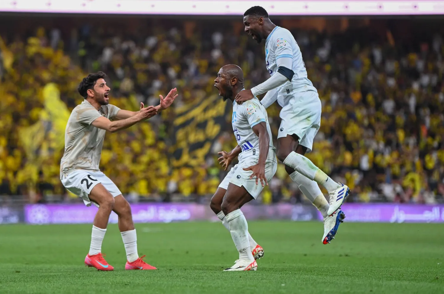 فرحة لاعبي الأخدود بهدف التعادل في الوقت القاتل من المباراة (تصوير: علي خمج)