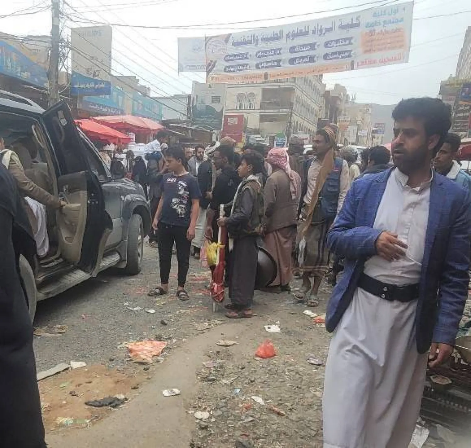 تجمع للمارة في صنعاء خلال محاولة اعتقال مالك أحد المطاعم (الشرق الأوسط)