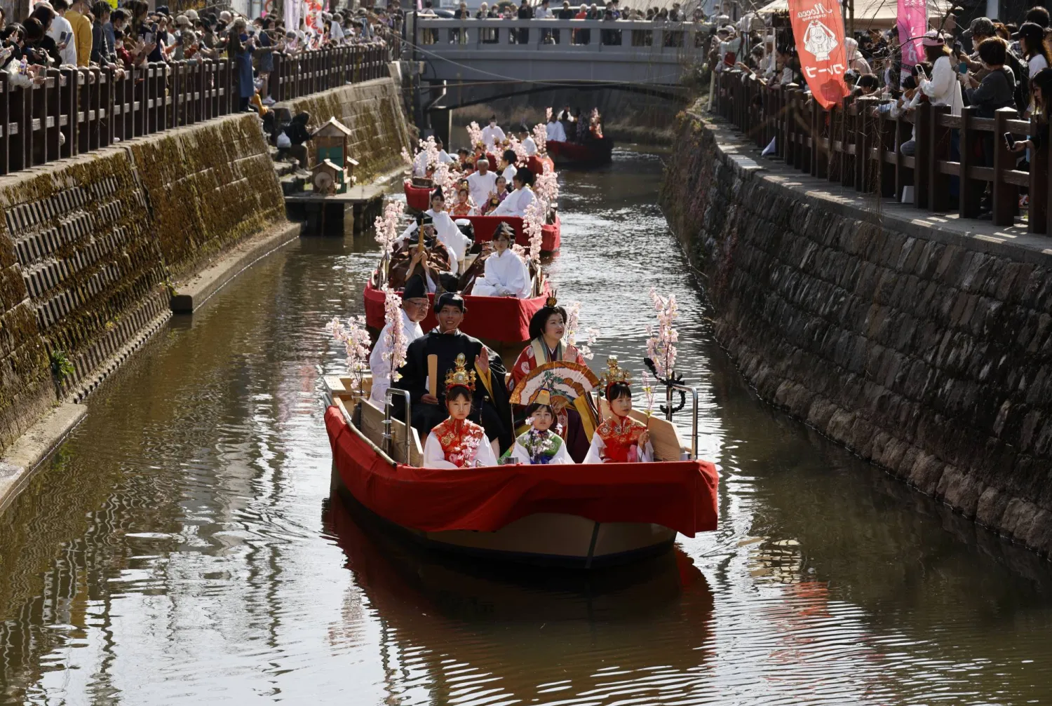 أطفال بأزياء تاريخية على مركب في نهر أونو شرق العاصمة اليابانية طوكيو خلال احتفال بإحدى المناسبات الوطنية (إ.ب.أ)