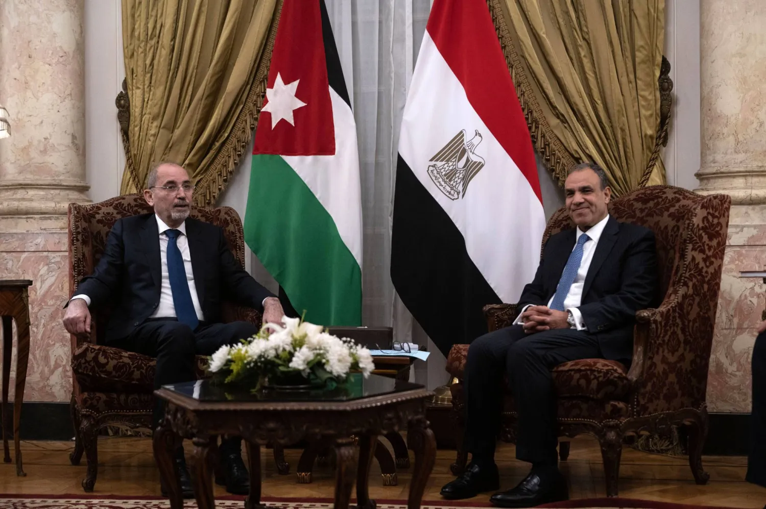 وزير الخارجية المصري بدر عبد العاطي يبحث مع نظيره الأردني أيمن الصفدي ترتيبات القمة العربية الطارئة (إ.ب.أ)