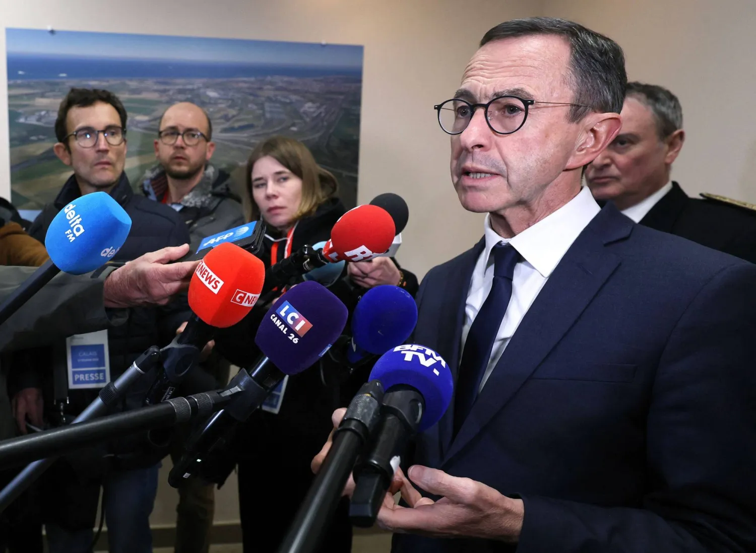 وزير الداخلية الفرنسي برونو روتايو يتحدث إلى وسائل الإعلام خلال مؤتمر صحافي في كاليه - شمال فرنسا 27 فبراير 2025 (أ.ف.ب)