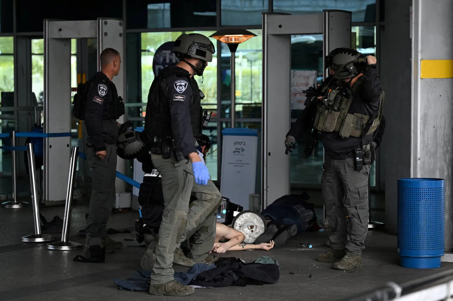 أفراد الشرطة الإسرائيلية يعملون في موقع هجوم طعن وقع في حيفا يوم الاثنين (رويترز)