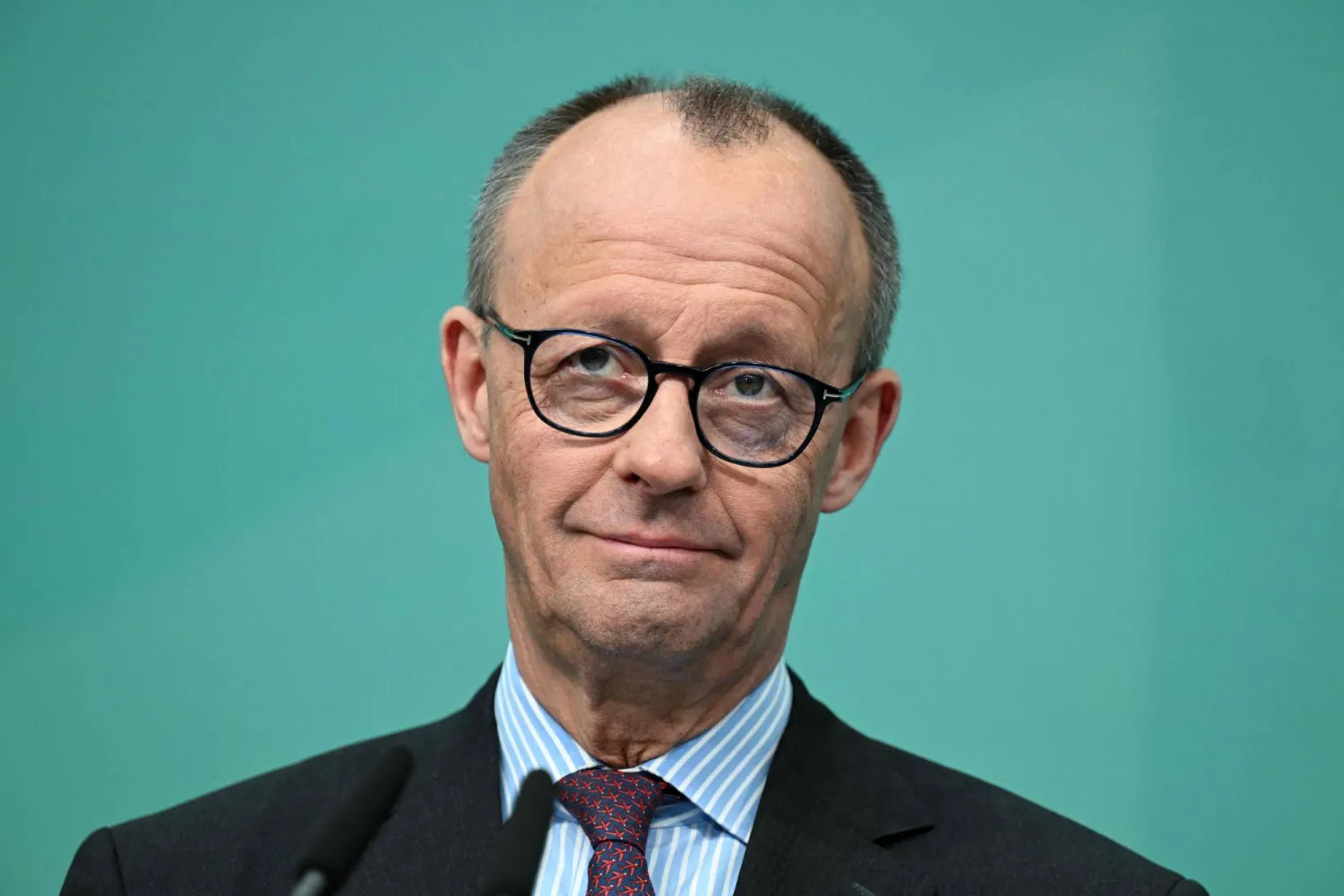 زعيم حزب الاتحاد الديمقراطي المسيحي والمرشح الرئيسي لمنصب المستشار فريدريش ميرتس في أثناء حديثه بمؤتمر صحافي بعد اجتماع قيادة الحزب في برلين 3 مارس 2025 (أ.ف.ب)