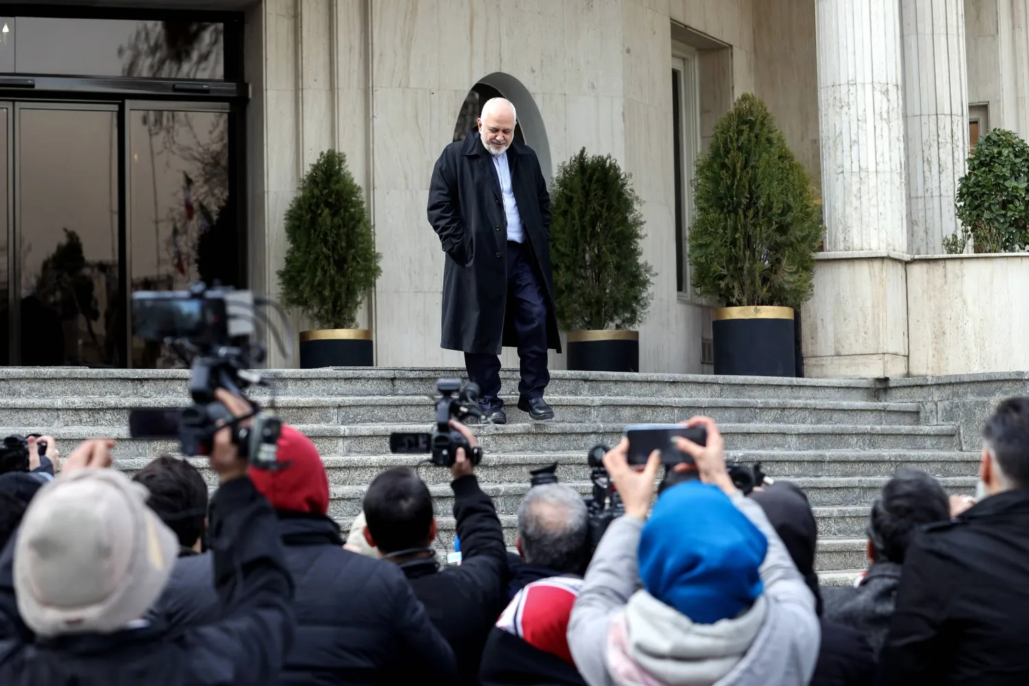 ظريف يغادر مقر الحكومة الأربعاء الماضي (الرئاسة الإيرانية)