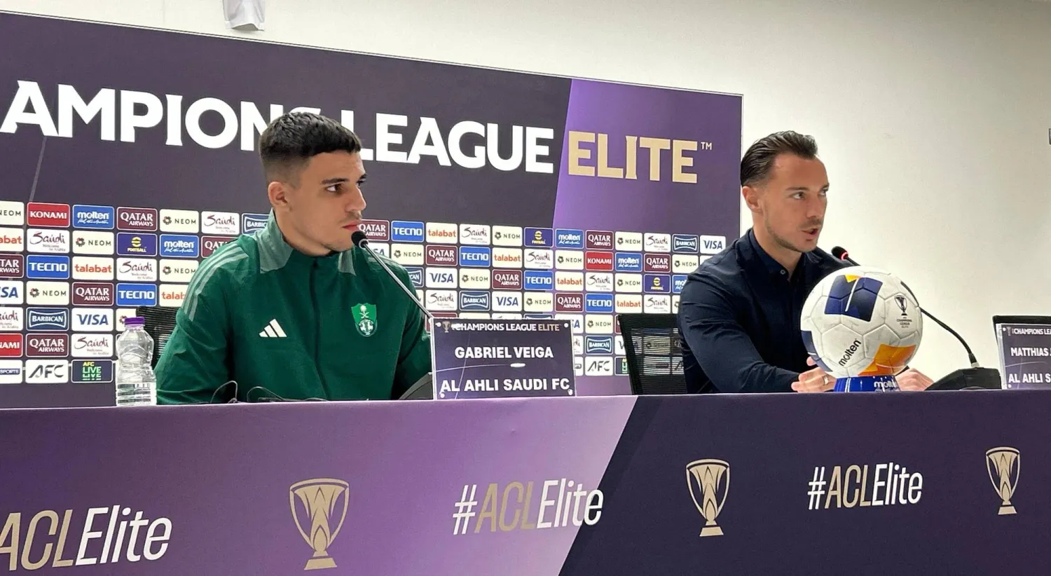 يايسله مدرب الأهلي وبجواره اللاعب غابري فيغا (الشرق الأوسط)