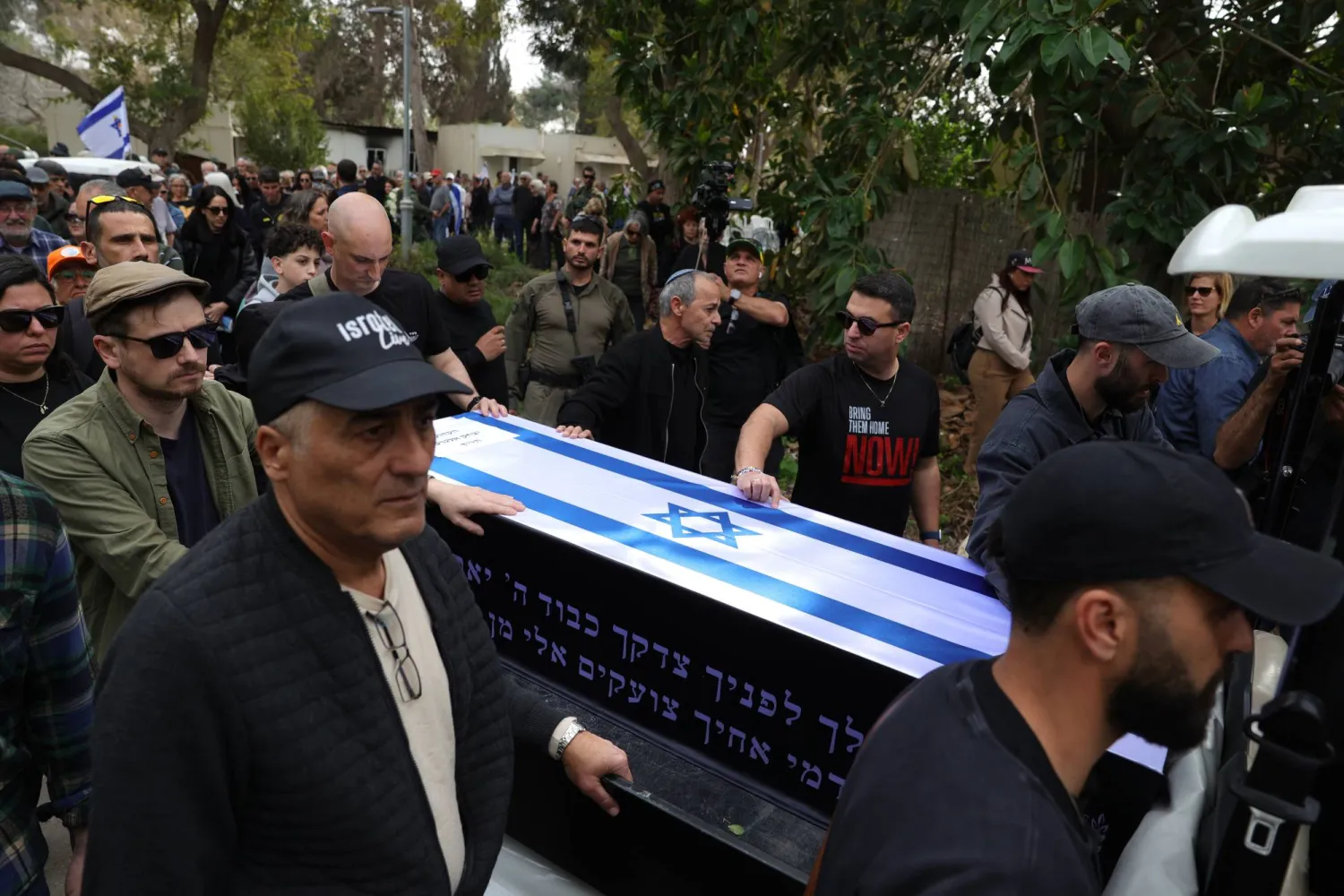 أقارب يرافقون نعش الرهينة الإسرائيلي إيتزيك إلغارات خلال موكب جنازته في كيبوتس نير عوز، جنوب إسرائيل 3 مارس 2025 (إ.ب.أ)