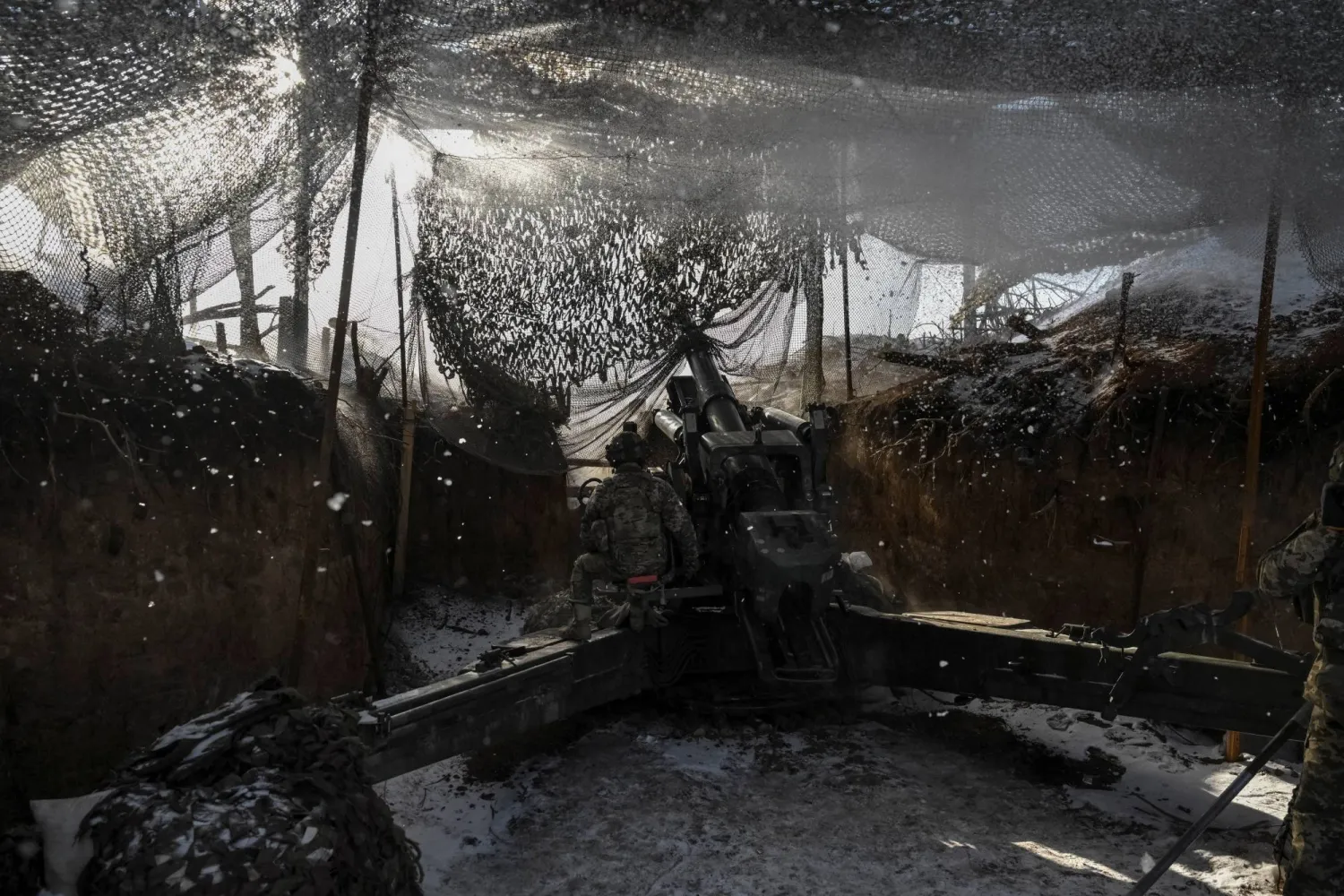 جنود من لواء المدفعية المنفصل رقم «44» التابع للقوات المسلحة الأوكرانية يطلقون قذائف من مدفع «هاوتزر» عيار «155 ملم» من طراز «FH70» باتجاه القوات الروسية في منطقة زابوريجيا (رويترز)