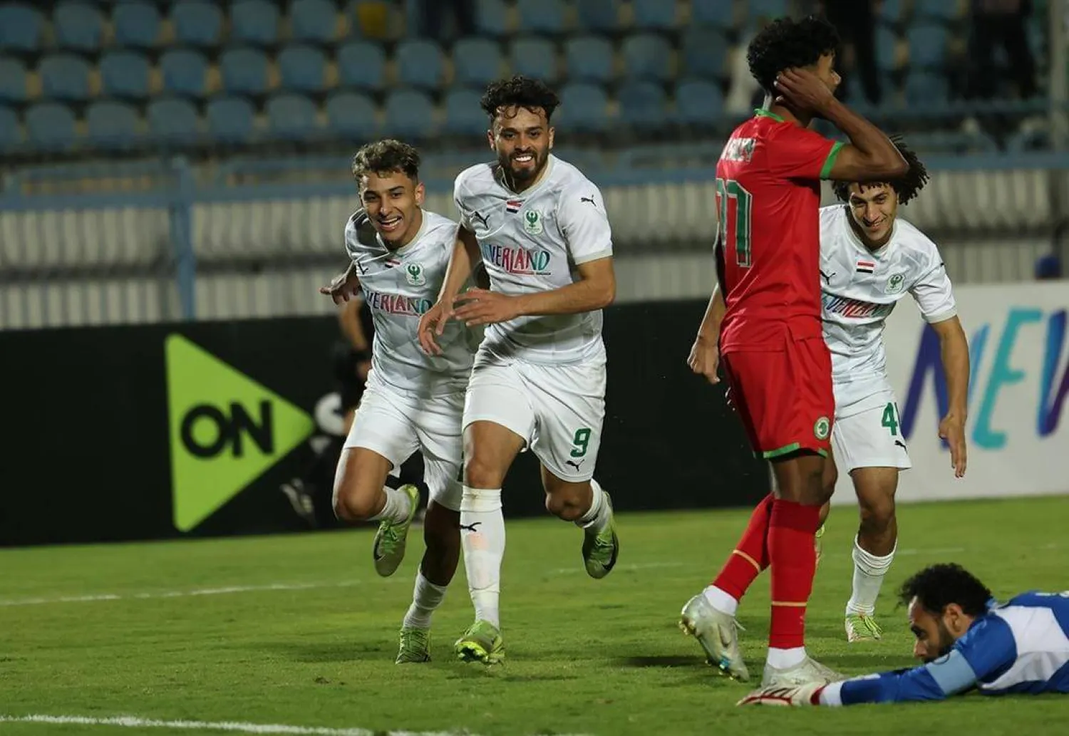 صلاح محسن مهاجم المصري البورسعيدي يحتفل بالهاتريك في مرمى مودرن (الدوري المصري)