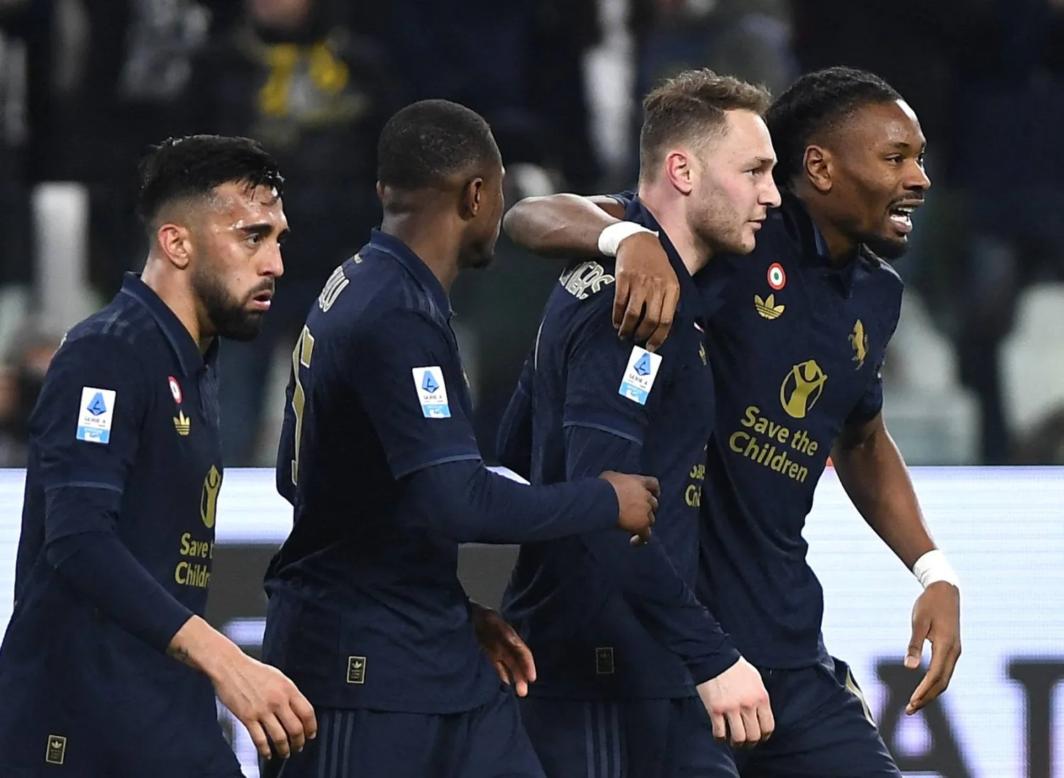 لاعبو يوفنتوس يحتفلون بالفوز العصيب على فيرونا (رويترز)