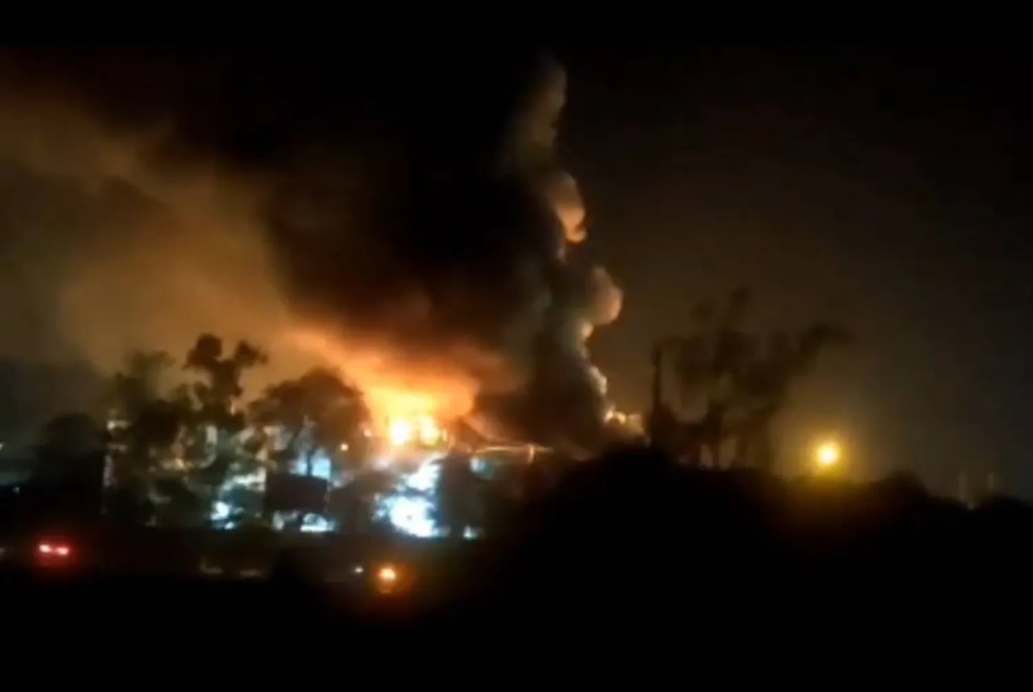 لقطة من فيديو متداول لحريق المصفاة (أرشيفية)