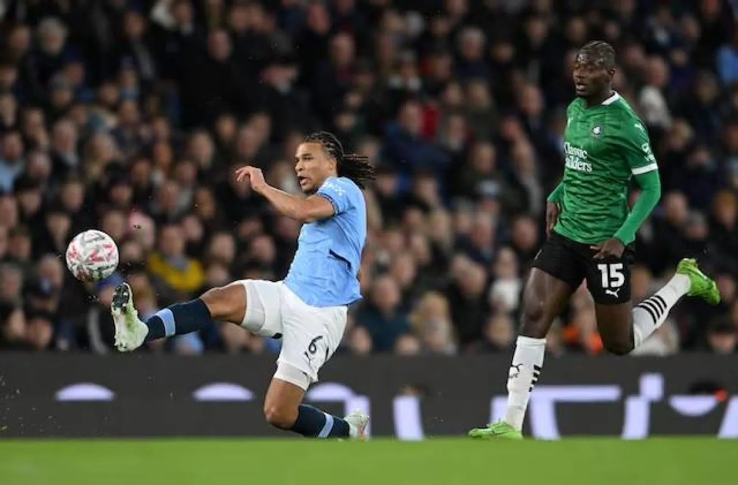 نيثن آكي مدافع مانشستر سيتي (رويترز)