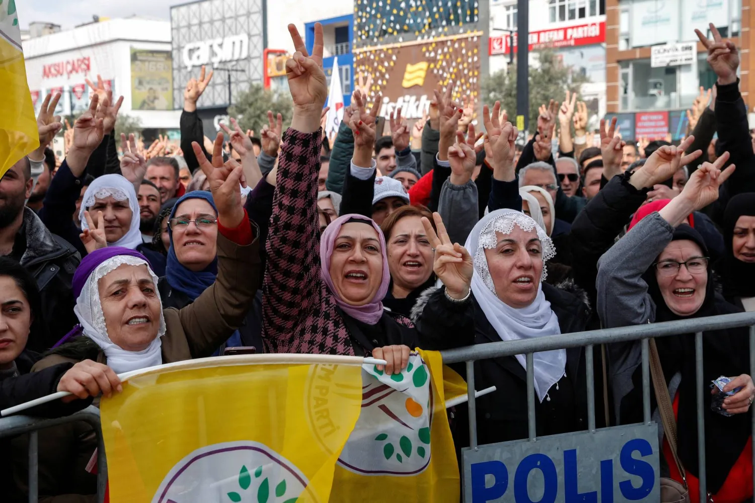 كرديات خلال مظاهرة في إسطنبول للمطالبة بالإفراج عن أوجلان (موقع حزب الديمقراطية والمساواة للشعوب)