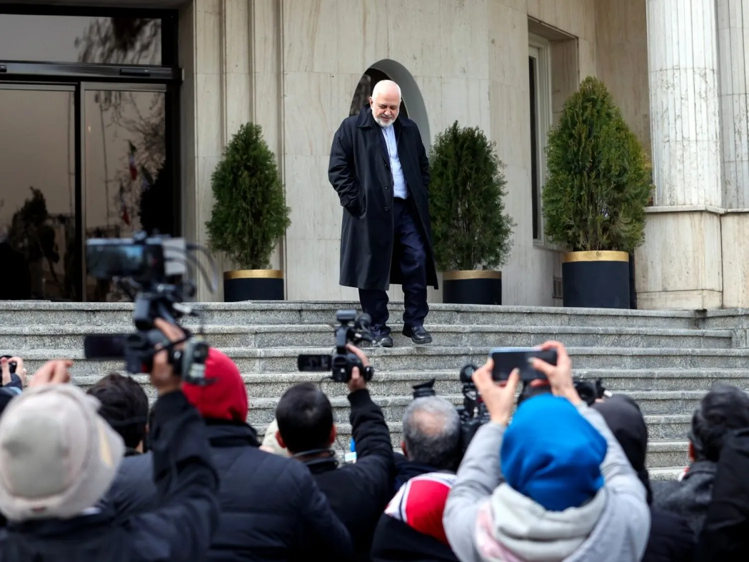 ظريف يغادر مقر الحكومة الأربعاء الماضي (الرئاسة الإيرانية)