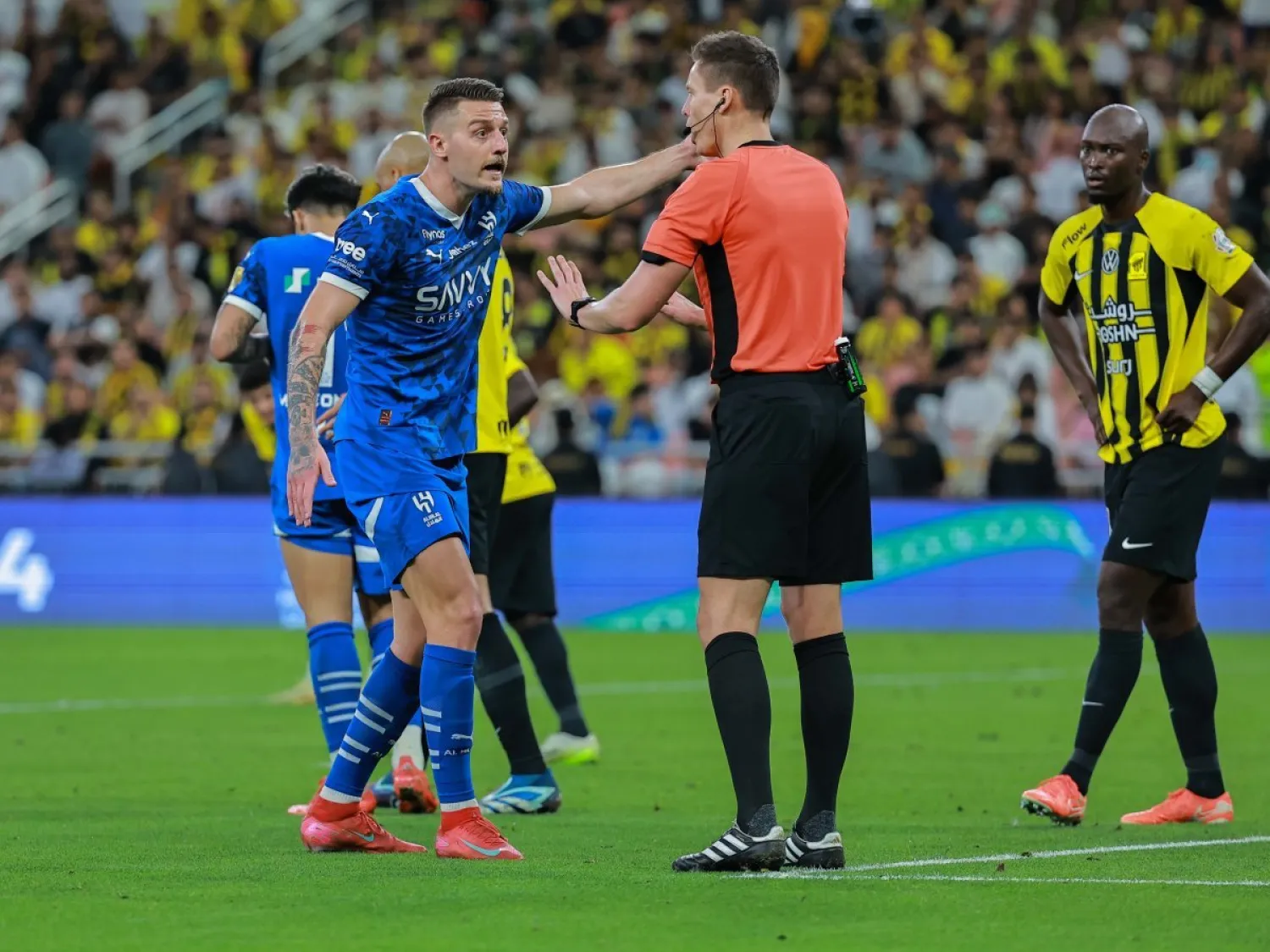 سافيتش غاضب فيما الحكم الألماني سايبيرت يحاول تهدئته (محمد المانع)