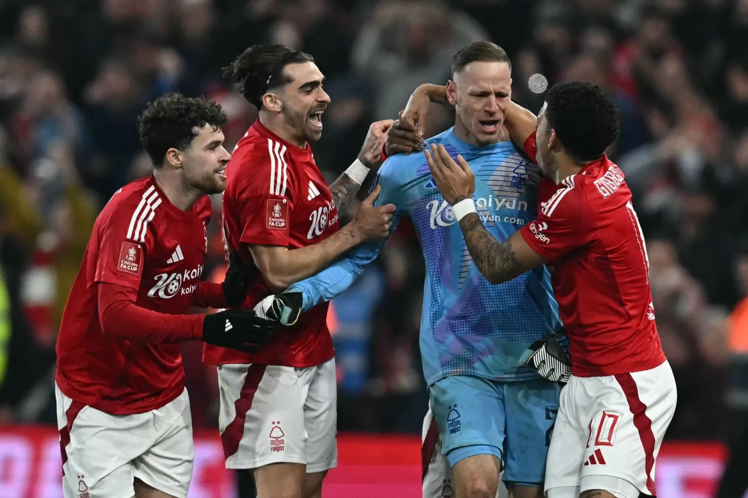 لاعبو نوتنغهام فورست يحتفلون بالتأهل (أ.ف.ب)