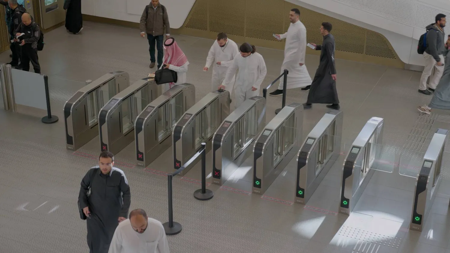 Metro users flood in after work hours or finishing their shopping trips (Photo: Turki Al-Ogaili) 